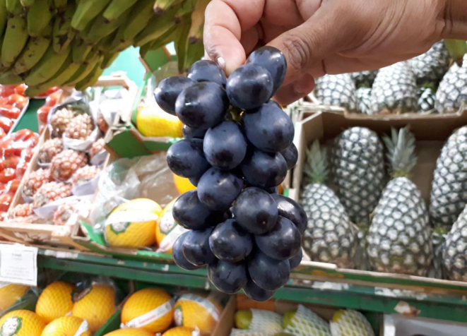 A uva Vitória importada do Chile é uma das mais vendidas na Banca da Júlia, no Mercado Municipal de Curitiba. Foto: Guilherme Grandi/Gazeta do Povo.