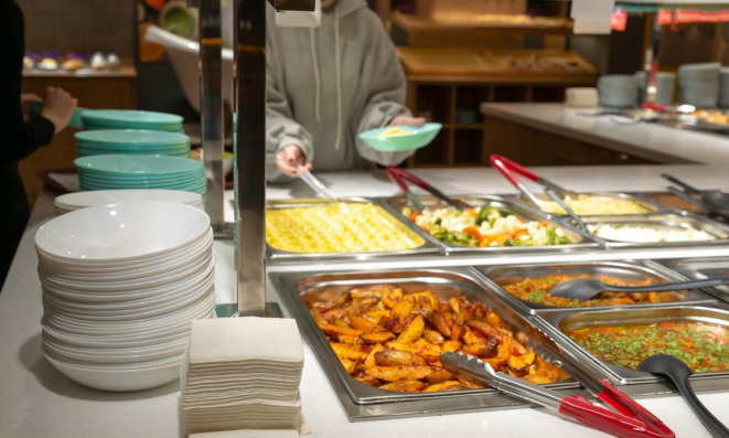 Pesquisa revela que restaurantes de buffet estão entre as preferências dos brasileiros por conta da queda na renda média.