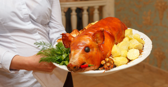 A figura do leitão inteiro colocado sobre a mesa traz a ideia da abundância para a ceia.