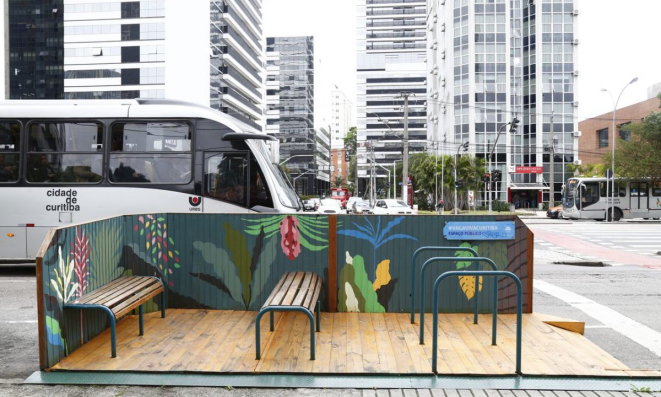 Cidades como Curitiba e São Paulo já permitiram a instalação das chamadas "Vagas Vivas", espaços para uso de pedestres em vagas rotativas públicas.