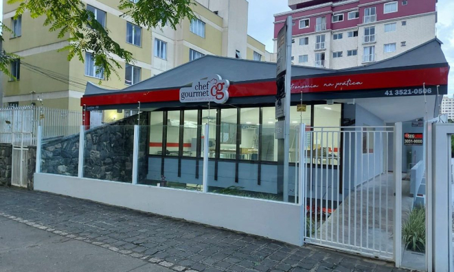 A franquia da Chef Gourmet está localizada no bairro do Água Verde, em uma estrutura com 550 m².