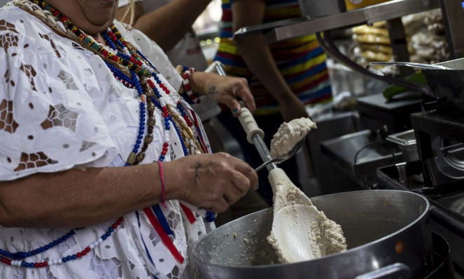 A massa do acarajé é preparada à mão diariamente.