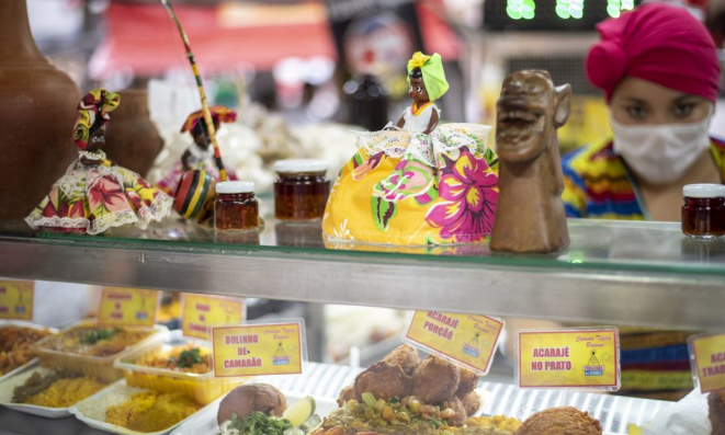 Vitrine da barrada de Érica Vargas em Curitiba, tematizada com adornos que remetem à Bahia.