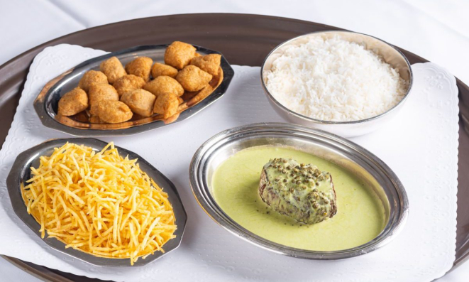 Outro clássico do Ile de France é o Steak au Poivre, que chega à mesa com os acompanhamentos separados.