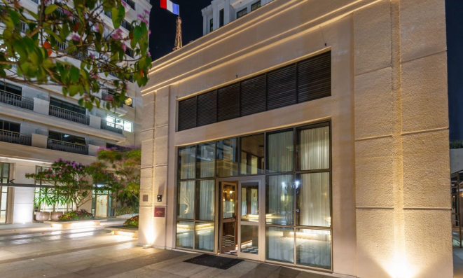 Marca registrada do restaurante, a réplica miniatura da Torre Eiffel também está na fachada do novo endereço.