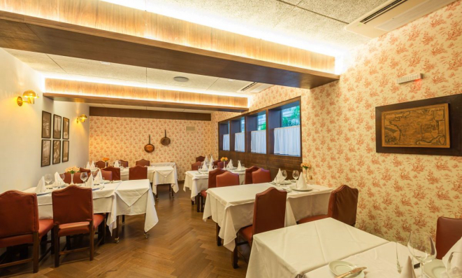 Outro salão mais reservado resgata o clássico estilo de bistrô francês.