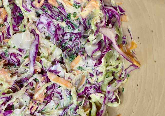 A salada de repolho é sucesso nos EUA e tem ganhado fãs no Brasil.