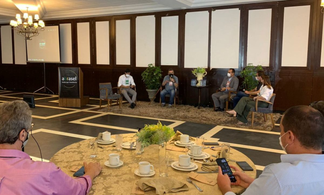 Encontro da Abrasel-PR teve a participação de gestores do Outback, Madero, Madalosso, Senac-PR e da própria entidade.