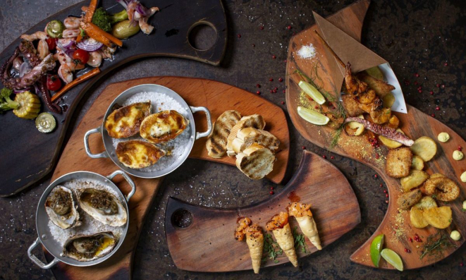 Seleção de pratos do Fish*Me, especializado em preparos de frutos do mar.