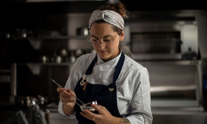 A chef Júlia Schwaber é um dos novos talenntos da gastronomia em Curitiba.