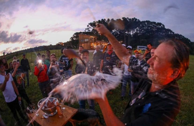O anfitrião Chef Dobis estoura o espumante no método sabrage. Foto: Laertes Soares/Divulgação