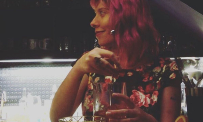 Além de bartender, Jana Santos é proprietária de bar e enfrenta outras barreiras para se fazer respeitada na "barra".