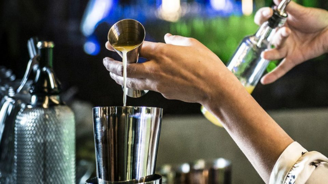 A história conta que as mulheres eram as responsáveis pela manipulação de ervas, flores e bebidas que davam origem aos destilados.