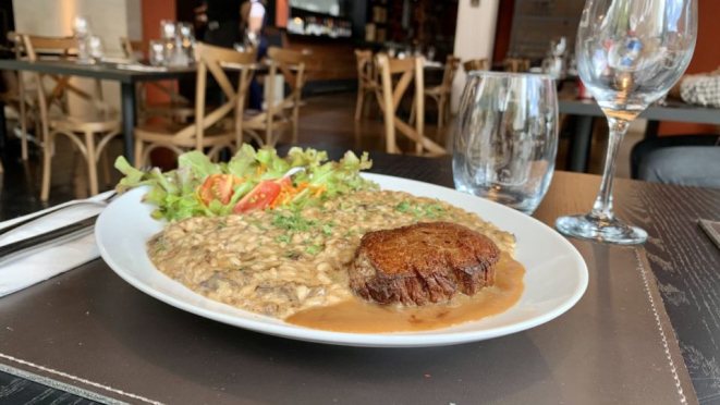 Mignon com risoto funghi está entre os pratos servidos na nova unidade da Cantina do Délio.