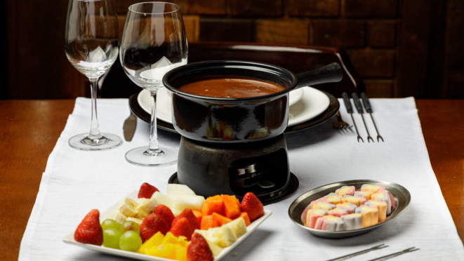Fondue de chocolate preto, do Petit Château.