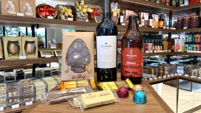 Produtos de chocolate e bebidas vendidos na nova loja da Lugano em Curitiba.