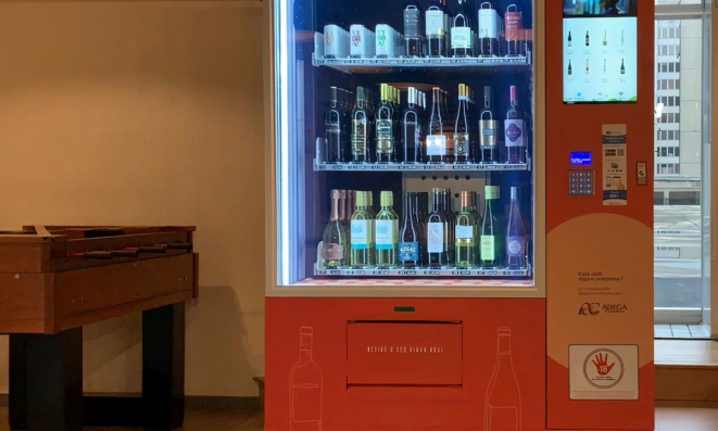 Vending machine da Evino instalada em São Paulo.