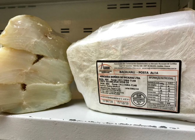 O selo de inspeção precisa apresentar todas as informações do peixe, inclusive a espécie científica dele. Foto: Guilherme Grandi/Gazeta do Povo.