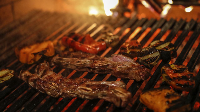 Entre os tantos pratos típicos, um dos destaques da região Sul é o queridinho churrasco.