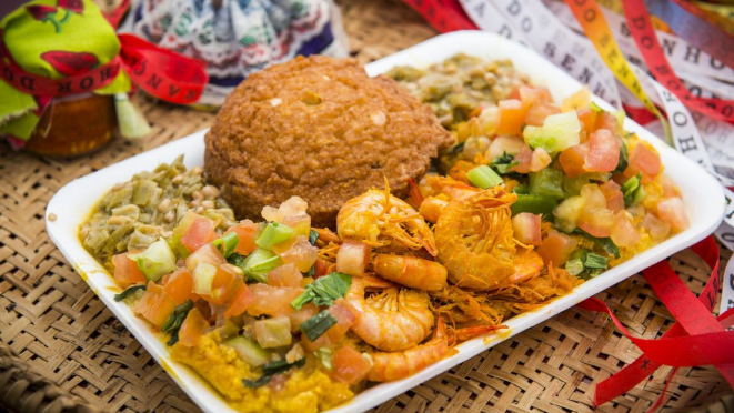 Para Claudia Matarazzo, o Nordeste é terra de uma rica gastronomia, com destaque para o acarajé que aqui aparece com todos os seus componentes.