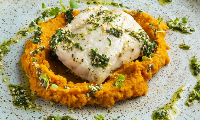 Peixe ao chimichurri com purê de abóbora.