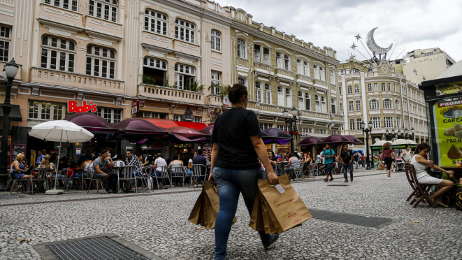 Comércio no Centro de Curitiba: turismo é o setor com expectativa mais favorável para o segundo semestre de 2023 no Paraná.