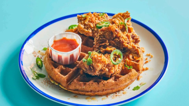 Preparo de frango desfiado com waffle, que também é servido com porco Moura.