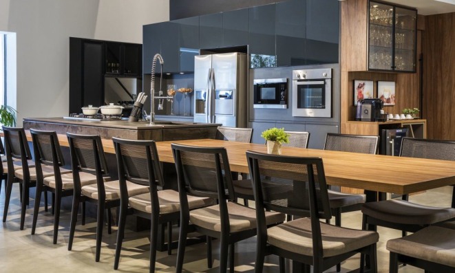 A cozinha se tornou o centro da casa para receber os amigos e familiares em ambientes mais integrados.