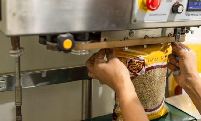 Os produtos são todos embalados à mão na Tainá, o que garante uma melhor qualidade.