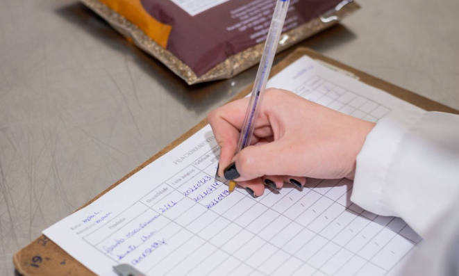 Antes de sair da Tainá, os alimentos têm uma amostra retida para testes de qualidade em caso de ocorrências após a entrega aos estabelecimentos.