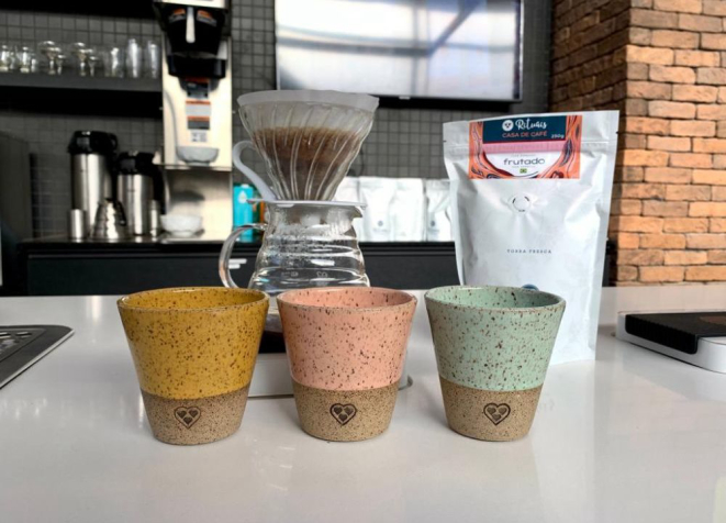 Uma das experiências é com os copos de cerâmica coloridos, que criam diferentes sensações ao se degustar o café.