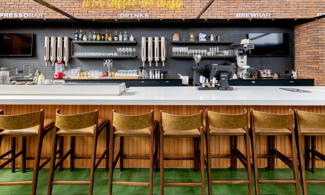 O balcão é dividido em três áreas para diferentes experiências com cafés especiais.