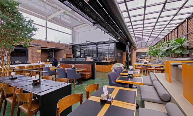 A cafeteria, projetada pelo Estúdio MG2 de arquitetura, tem capacidade para 80 pessoas sentadas.