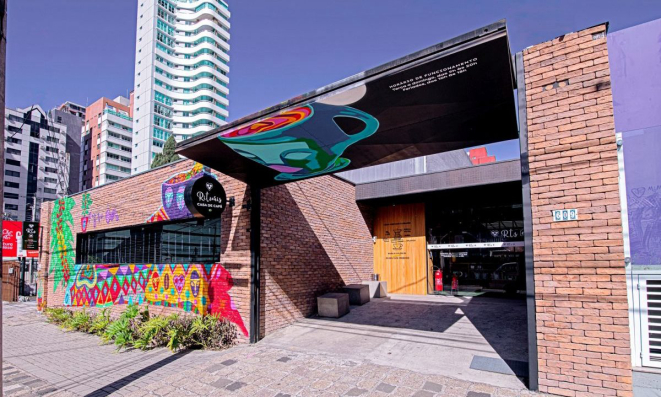 Fachada foi grafitada pelo artista urbano Rimon Guimarães, um pedido de Estela, paulista da zona leste e que sonhava em ter um mural.