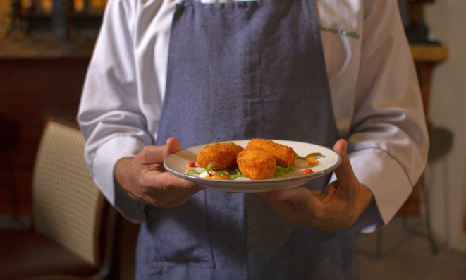 As croquetas preparadas pelo chef Gilberto Catão e equipe, com destaque para a de rabada, que se desmancha no processo de cocção e cria uma cremosidade envolta pela massa leve frita.