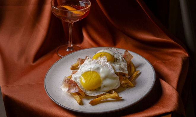 "Huevos rotos com jamón" (R$ 37,90), ou os ovos com presunto ibérico e fritas para compartilhar.