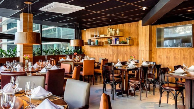 Maior operação do Shopping Crystal, o Coco Bambu foi a primeira unidade da rede em Curitiba.