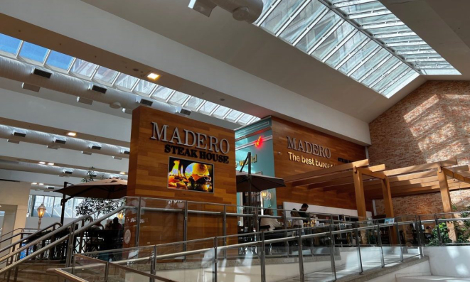 No shopping há uma unidade do Madero Steakhouse.