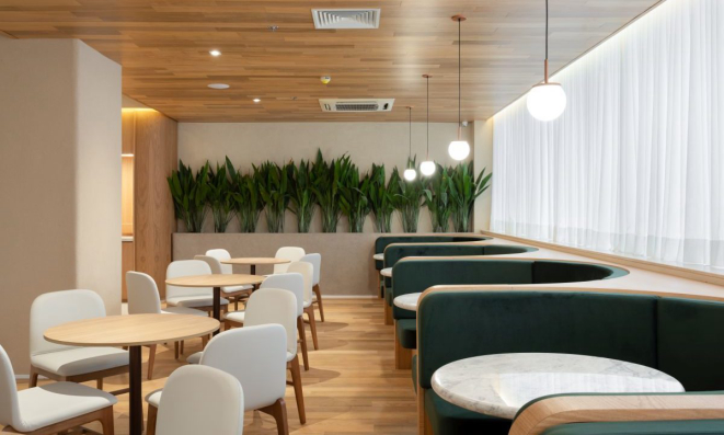 O salão do Koré é bem diferente de seu antecessor, Catanzaro. Agora, móveis leves e linhas mais fluídas dão um toque minimalista ao ambiente.