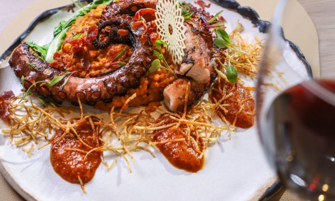 Outro prato entre os mais pedidos é o Polvo a la Plancha (R$ 135), em que o arroz é preparado semelhante a um risoto.