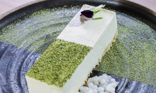 A cheesecake de erva-mate com pérolas de cachaça.