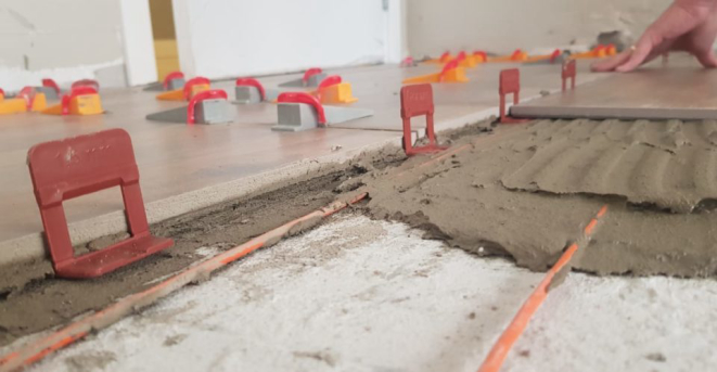 Cabos condutores de calor sendo instalados: aquecimento do piso é boa opção para garantir conforto térmico.