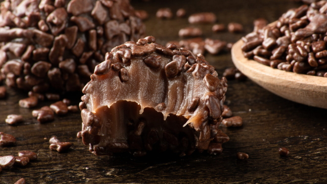 Cremoso, mas ideal para enrolar: brigadeiro está no ponto quando desgruda do fundo da panela.