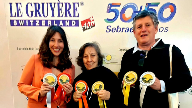 Família Feuser comemora as seis medalhas no Mundial de Queijos. Foto: divulgação
