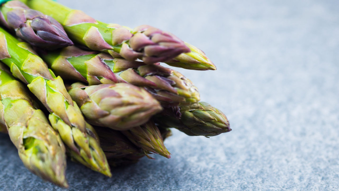Para escolher um bom aspargo verifique as pétalas presentes na ponta do alimento. Elas devem estar firmes e com cor intensa.