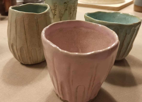 Curso une café e cerâmica e explora os cinco sentidos