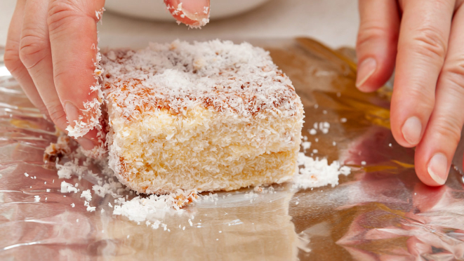 O bolo de coco também pode ir para a geladeira em porções embrulhadas em papel alumínio.