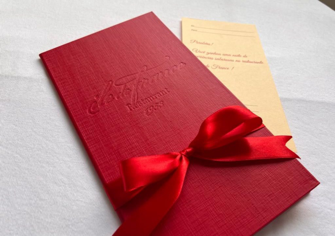 Tradicional restaurante francês de Curitiba oferece vouchers para presente há 15 anos.