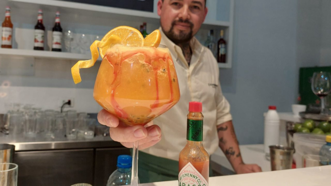 O barman Antônio Marques dá a receita do drink Luponero, que tem como elemento surpresa a pimenta Tabasco
