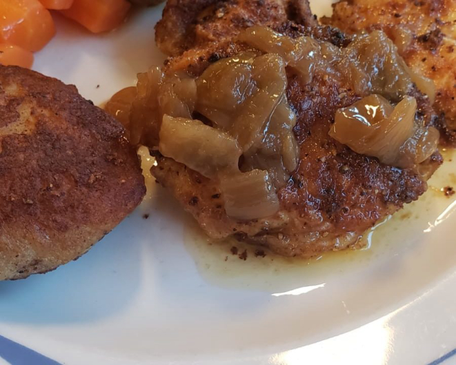 Língua de bacalhau servida ao modo típico norueguês, com cenouras cozidas, batatas e purê de ervilhas.